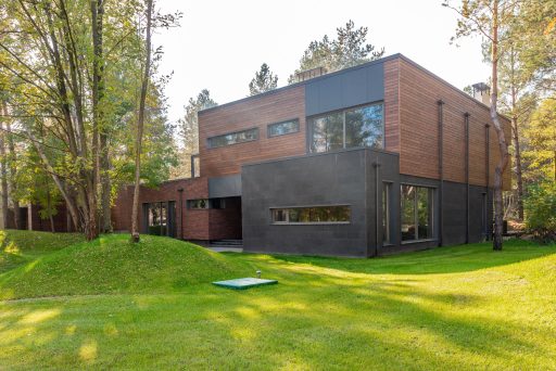 Elewacja industrialna z deską elewacyjną – inspiracje