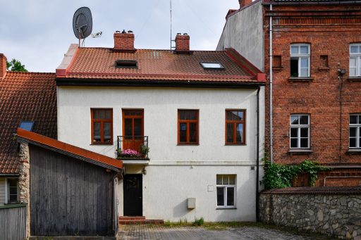 Renowacja starej elewacji z wykorzystaniem desek elewacyjnych